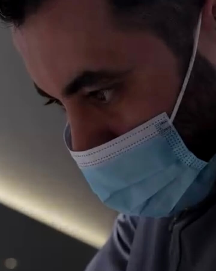 Le Dr Hossam Mohammed traitant une patiente à la Solea Clinic, Dubaï